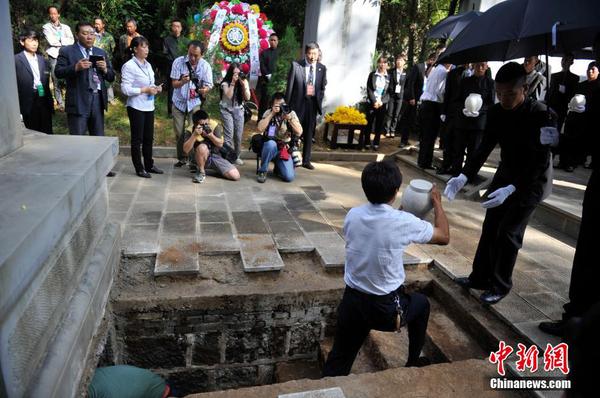 6月12日，2014“中國遠征軍抗日陣亡將士”公祭活動在云南騰沖舉行，從緬甸尋取的中國遠征軍抗日陣亡將士部分遺骸，歸葬在騰沖國殤墓園中國遠征軍抗日陣亡將士墓。中新社發(fā) 劉冉陽 攝1