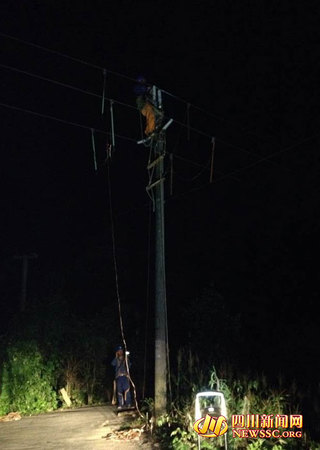 圖為電力工作人員正在搶修