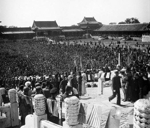 1945年10月10日，北平。中國戰(zhàn)區(qū)華北日本投降儀式在故宮太和殿舉行。日軍華北方面司令官根本博中將、中國受降主官孫連仲上將，分別簽字。當(dāng)日軍獻(xiàn)刀時，群眾山呼“中國萬歲！”簽字儀式結(jié)束后，使用之桌椅文具均移送歷史博物館收藏。