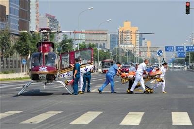 北京直升機(jī)降路口將心?；颊咚屯t(yī)院(組圖)