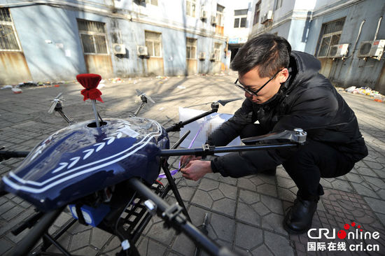 “土豪男”無人機(jī)空投奢侈品求愛 遭女生揮拖把拒絕(高清組圖)