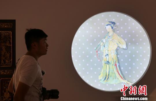 “溫·婉——中國古代女性文物大展”正在南京博物院布展。 泱波 攝