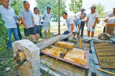 “壓干”也是古法造紙一道必不可少的工序