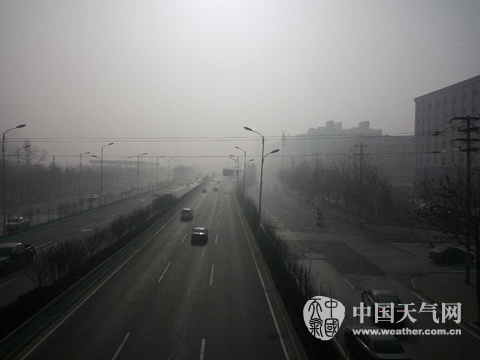 12月25日，石家莊東二環(huán)附近天空灰蒙蒙一片。