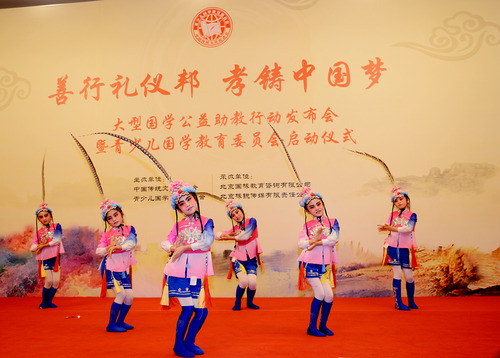 舞韻童心藝術(shù)中心的學(xué)生們表演傳統(tǒng)節(jié)目《小小花旦》