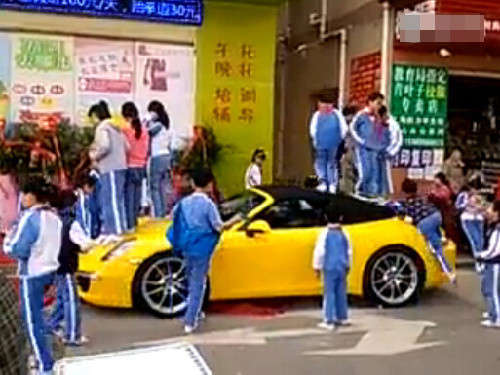 保時(shí)捷911成蹦床 4個(gè)站車頂3個(gè)站引擎蓋