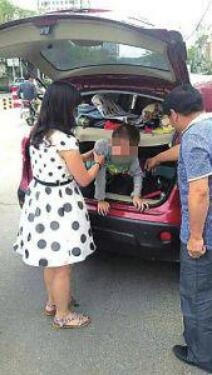 媽媽讓兒子鉆后備箱：汽車后備箱能坐人嗎？