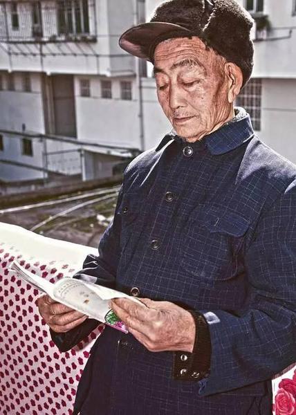 酷斃了！孫子給85歲爺爺拍了一組街拍照