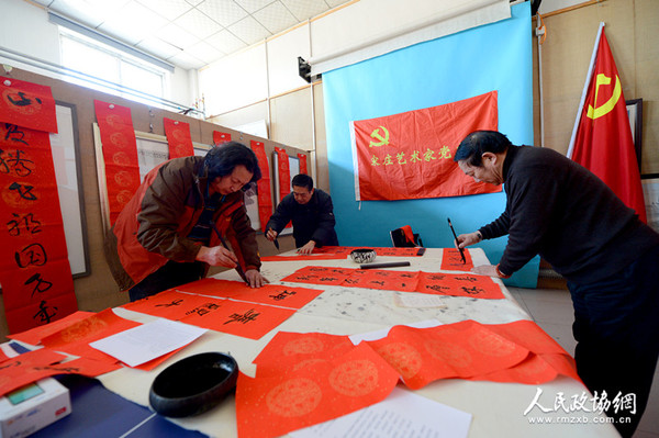 藝術(shù)家大川和張來有在寫春聯(lián)_副本