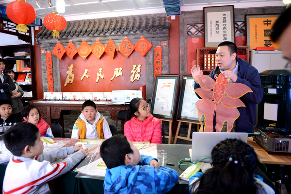 劉賓老師教孩子們國(guó)家級(jí)非物質(zhì)文化遺產(chǎn)“曹氏風(fēng)箏”的制作和傳承故事。