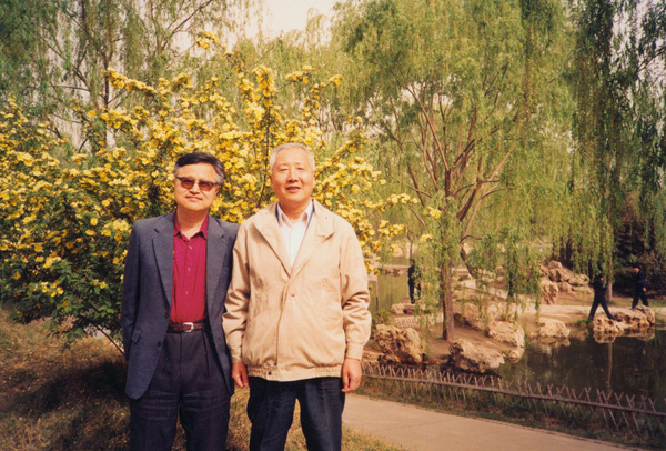 1994年，于是之和童道明在紫竹院公園合影