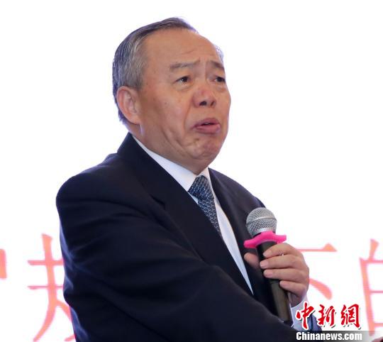 中國(guó)PPP研究院理事長(zhǎng)、原中共中央政策研究室副主任鄭新立做主旨演講?！＄娦?攝