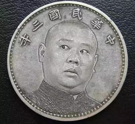 郭德綱喜歡收藏文玩已經(jīng)不是什么秘密了，無論是出席活動，還是自己外出，都會佩戴一些文玩手串。來考考大家的眼力，能不能從圖片中看出他帶的是什么？