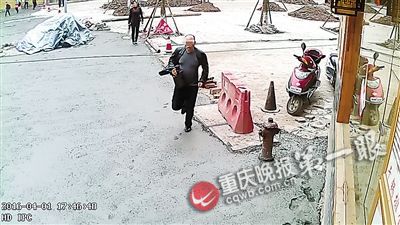 小偷逃跑撞上民警 指著同伙高喊