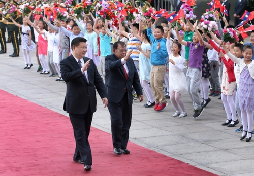 5月3日，中共中央總書(shū)記、國(guó)家主席習(xí)近平在北京人民大會(huì)堂同老撾人民革命黨中央總書(shū)記、國(guó)家主席本揚(yáng)舉行會(huì)談。