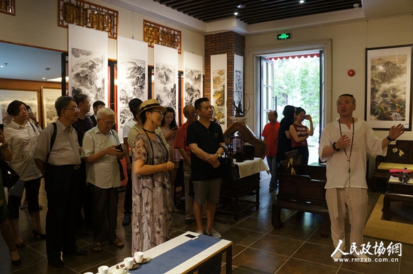 5月8日,“禪意?山水”康明義水墨山水作品展上，國家一級美術(shù)師康明義（右一）致辭。