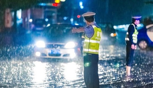 交警暴雨中指揮交通