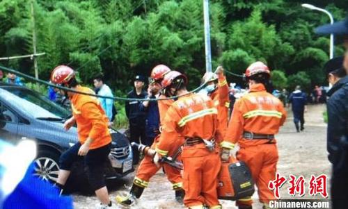 圖為建德消防官兵在現(xiàn)場救援。　余炫 攝