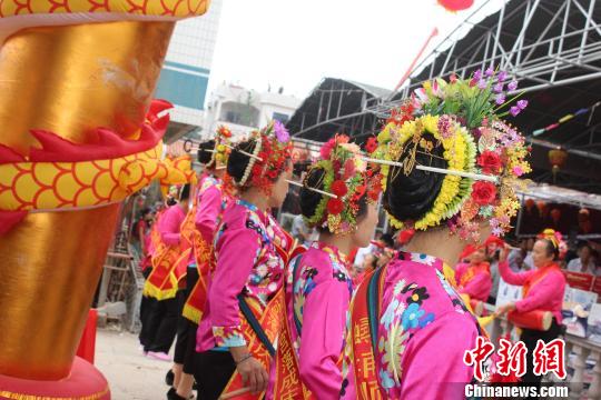 6月2日，福建泉州蟳浦媽祖宮廟——順濟(jì)宮重修落成慶典儀式舉行，蟳埔女頭上戴著鮮花串成的“簪花圍”成了“移動(dòng)的花?！薄！×戊o 攝