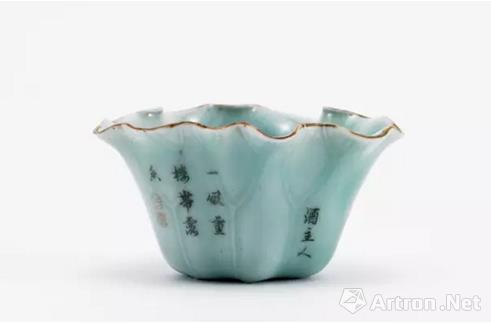 清乾隆 唐英制豆青釉墨彩詩(shī)文荷花口杯 估價(jià)：RMB200,000-300,000  北京匡時(shí)