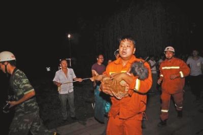 所幸落井女童狀態(tài)很好，百余警民連夜施救，至今晨4時(shí)20分許妞妞終被救出。