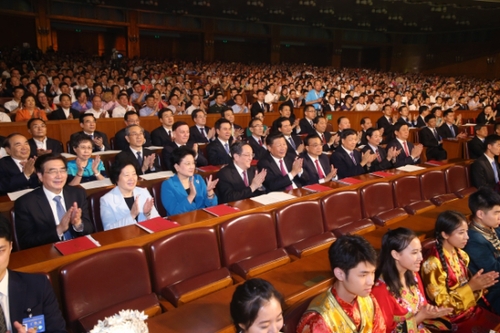 8月18日晚，第五屆全國(guó)少數(shù)民族文藝會(huì)演開(kāi)幕式文藝晚會(huì)在北京人民大會(huì)堂隆重舉行，習(xí)近平、李克強(qiáng)、俞正聲、劉云山等黨和國(guó)家領(lǐng)導(dǎo)人出席觀看。姚大偉