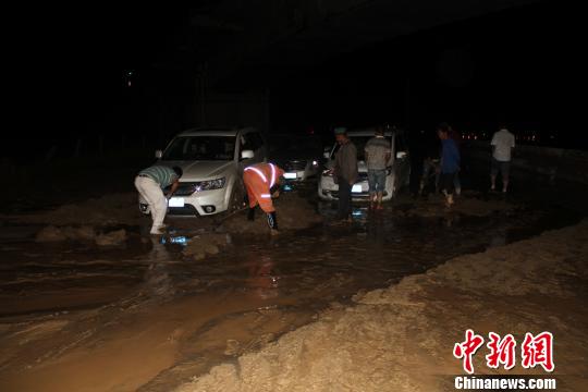 被困車主也加入到救援行動(dòng)中?！⊥粲?攝