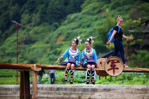 侗族群眾身著民族盛裝，開(kāi)展祭薩、鼓樓對(duì)歌、侗族大歌匯演等民俗活動(dòng)。1