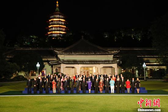 9月4日，國家主席習(xí)近平和夫人彭麗媛在杭州西子賓館舉行宴會(huì)，歡迎出席二十國集團(tuán)領(lǐng)導(dǎo)人杭州峰會(huì)的外方代表團(tuán)團(tuán)長及所有嘉賓。圖為習(xí)近平和彭麗媛同外方代表團(tuán)團(tuán)長及其配偶在室外草坪合影留念。 <a target='_blank' href='http://www.chinanews.com/'>中新社</a>記者 盛佳鵬 攝