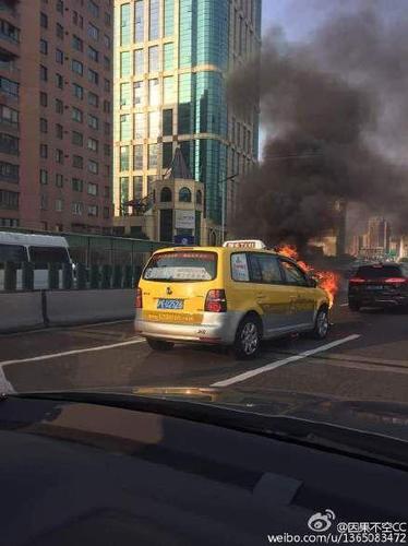 今早上海延安路高架一出租車起火 造成道路擁堵