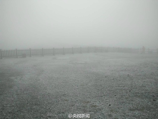 10月3日中午，長(zhǎng)白山下起了今年入秋以來(lái)的第一場(chǎng)雪，預(yù)計(jì)今天下午還可能有一個(gè)降雪過(guò)程。 @央視新聞 圖