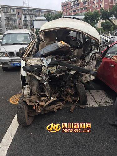 裸體小伙凌晨搶車飛馳 撞翻面包車致2人重傷(圖)