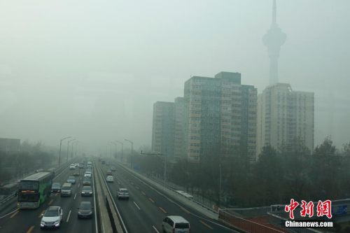 12月20日，北京西三環(huán)籠罩在霧霾中，因單雙號(hào)限行路上車輛明顯減少。<a target='_blank' href='http://www.chinanews.com/'>中新社</a>記者 盛佳鵬 攝