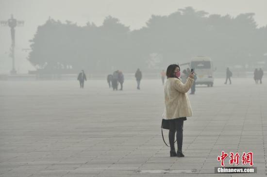 資料圖：12月20日，北京大霧、霾預(yù)警雙發(fā)，局地能見度不足50米。<a target='_blank' href='http://www.chinanews.com/' >中新網(wǎng)</a>記者 金碩 攝