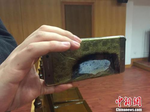 2017年2月22日，上海首起因使用三星Note7手機(jī)爆炸而訴至法院的案件在上海市金山區(qū)法院開庭。這起曾引起媒體廣泛關(guān)注的案件當(dāng)庭和解，三星公司返還購(gòu)機(jī)款，并按購(gòu)機(jī)款三倍予以賠償。圖為發(fā)生自燃的三星NOTE7手機(jī)。　李姝徵 攝