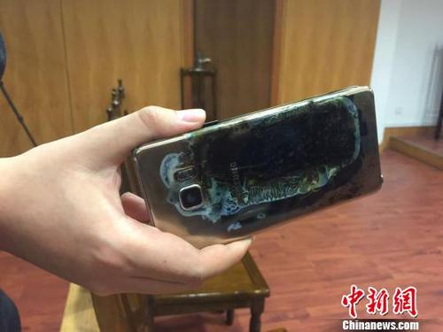 2017年2月22日，上海首起因使用三星Note7手機(jī)爆炸而訴至法院的案件在上海市金山區(qū)法院開庭。這起曾引起媒體廣泛關(guān)注的案件當(dāng)庭和解，三星公司返還購(gòu)機(jī)款，并按購(gòu)機(jī)款三倍予以賠償。圖為原告購(gòu)買的、后發(fā)生自燃的三星NOTE7手機(jī)?！±铈?攝