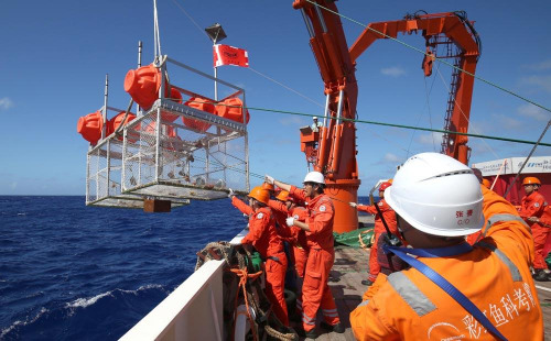 上海海洋大學深淵科學技術研究中心團隊布放“彩虹魚”3號著陸器。2016年，“彩虹魚”成功挑戰(zhàn)全球大洋最深極——馬里亞納海溝，標志著我國成為世界上第三個掌握全海深無人深潛器技術的國家，也是第一個擁有無人深潛器和多臺著陸器協(xié)同作業(yè)能力的國家。