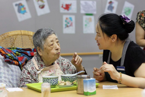 虹口區(qū)首個“長者照護之家”，午餐三菜一湯，營養(yǎng)軟糯適合老人口味。