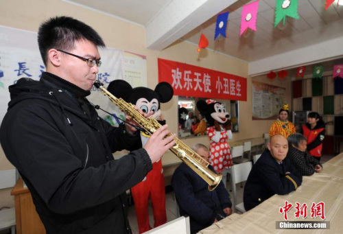 3月5日，山西長(zhǎng)治醫(yī)學(xué)院組織大學(xué)生志愿者及“小丑醫(yī)生”走進(jìn)當(dāng)?shù)爻菂^(qū)南山田園養(yǎng)老院。范麗芳 攝