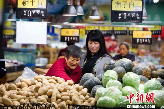 山西太原，民眾在超市選購蔬菜?！?jiān)?攝