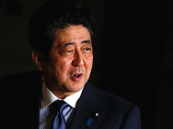 3月16日，日本首相安倍晉三走在東京官邸內(nèi)。（新華/路透）