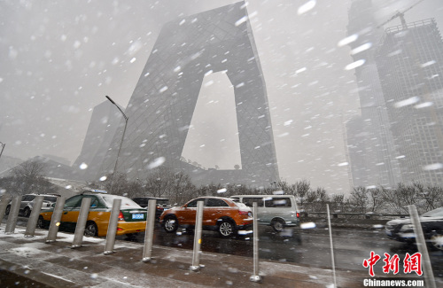 2月21日，北京多個地區(qū)迎來降雪天氣，預計降雪過程將持續(xù)至半夜?！按貉比缂s而至，整個城市一派銀裝素裹的景象。圖為雪中的央視大樓。<a target='_blank' href='http://www.chinanews.com/' >中新網</a>記者 金碩 攝