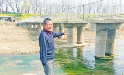 漯河一獨(dú)臂村民打工攢錢在澧河上架橋 造福兩岸村民