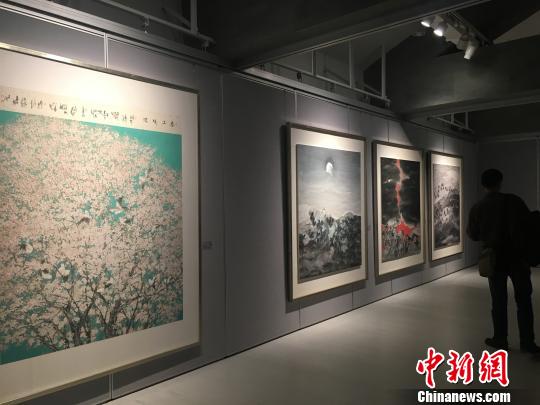 “彩·墨之境——鄧建強(qiáng)作品展”現(xiàn)場，觀眾在《春上暖陽》等四幅作品前駐足觀賞?！①t　攝