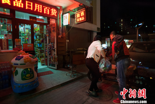 有顧客打電話來買飲料，夫妻二人準(zhǔn)備送貨。<a target='_blank' href='http://www.chinanews.com/' >中新網(wǎng)</a>記者 李卿 攝