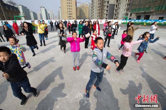 資料圖：3月28日，山西太原，家長與孩子一同上體育課。<a target='_blank' href='http://www.chinanews.com/'>中新社</a>記者 張云 攝