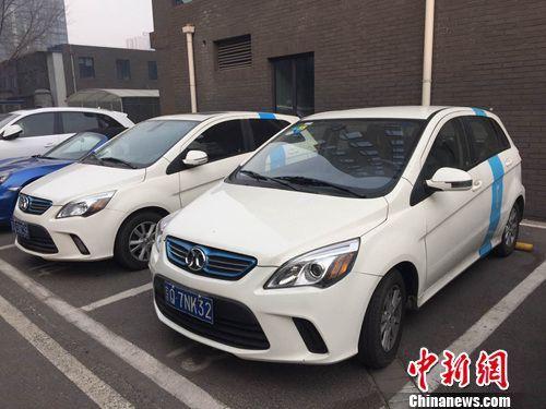 多輛共享汽車?？吭诼愤?。<a target='_blank' href='http://www.chinanews.com/' >中新網(wǎng)</a> 吳濤 攝