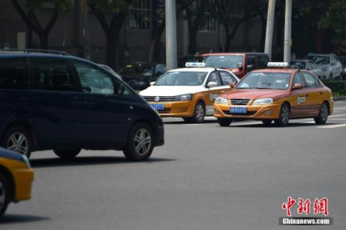 資料圖：行駛在路上的傳統(tǒng)出租車。<a target='_blank' href='http://www.chinanews.com/' >中新網(wǎng)</a>記者 金碩 攝