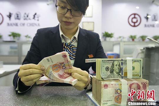 資料圖：山西太原，銀行工作人員正在清點(diǎn)貨幣。 <a target='_blank' href='http://www.chinanews.com/'>中新社</a>記者 張?jiān)?攝