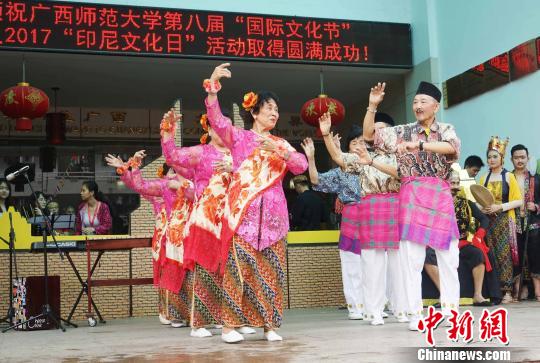 印尼華僑代表表演東爪哇省傳統(tǒng)歌舞表演。　唐夢憲 攝